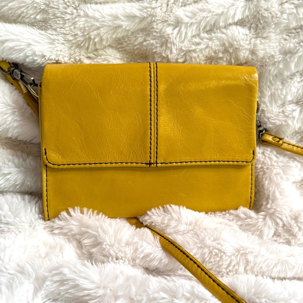 NWOT Hobo Bags Jetty Convertible Leather Shoulder Bag in Yellow
